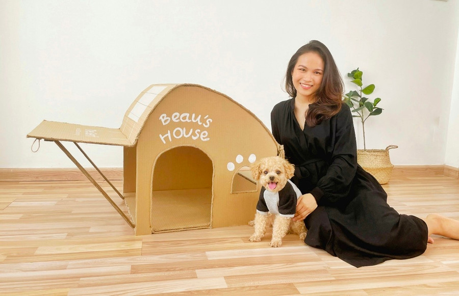Tố Dzi và ngôi nhà của chó cưng tái chế từ thùng carton. Ảnh: NVCC Tố Dzi và ngôi nhà của chó cưng tái chế từ thùng carton. Ảnh: NVCC