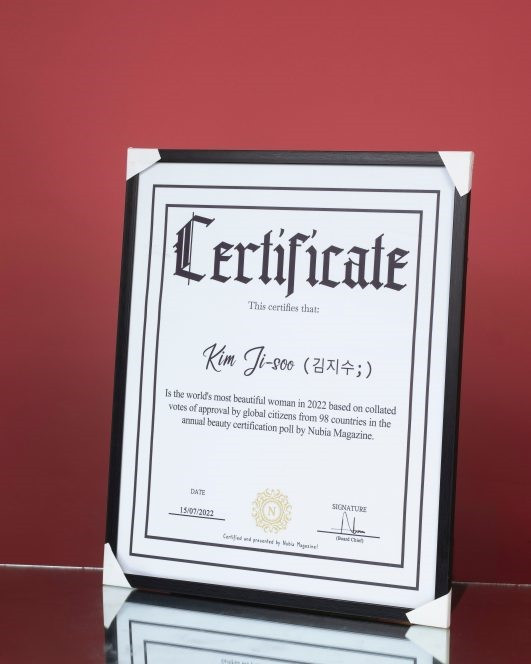 Giấy chứng nhận “Người phụ nữ đẹp nhất thế giới” năm 2022 do Nubia trao tặng. Ảnh: Nubia Magazine