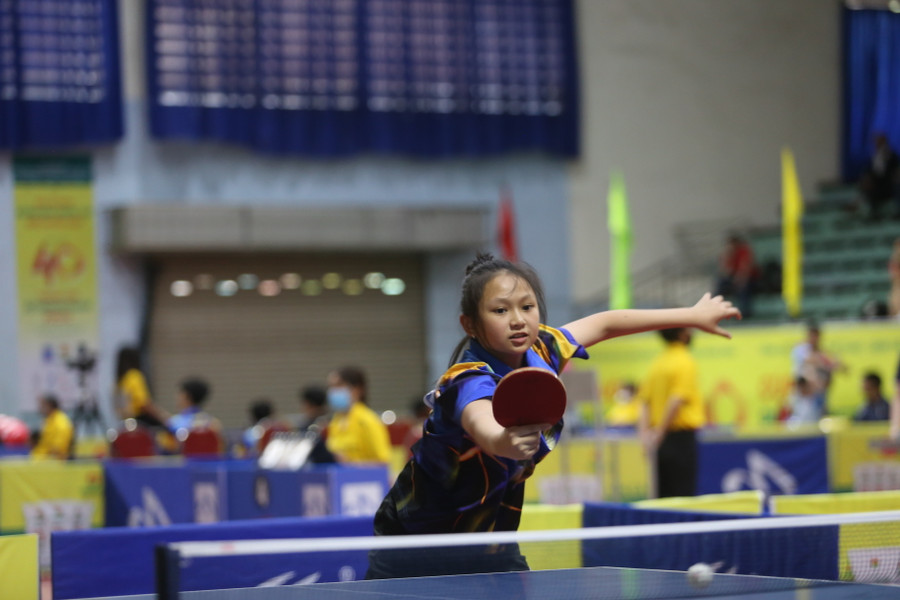 Mới ở tuổi 13 nhưng tay vợt Đỗ Lê Vân Chi của đoàn Lâm Đồng đã có những cú đánh đầy tự tin. 