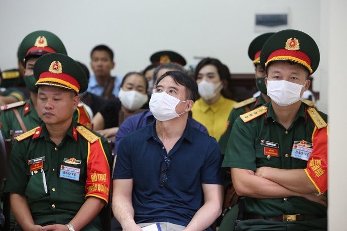 Bị cáo Nguyễn Thế Anh (áo đen ngồi giữa) tại phiên toà Bị cáo Nguyễn Thế Anh (áo đen ngồi giữa) tại phiên toà