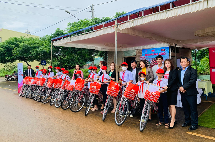  AIA Gia Lai đã tặng 30 chiếc xe đạp trị giá 55 triệu đồng cho học sinh vượt khó học giỏi trên địa bàn thành phố Pleiku. Ảnh: Hồng Thương