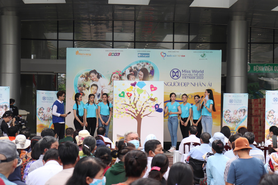 Phiên chợ “0 đồng” đong đầy yêu thương của các thí sinh Miss World Vietnam 2022. Ảnh: S.V