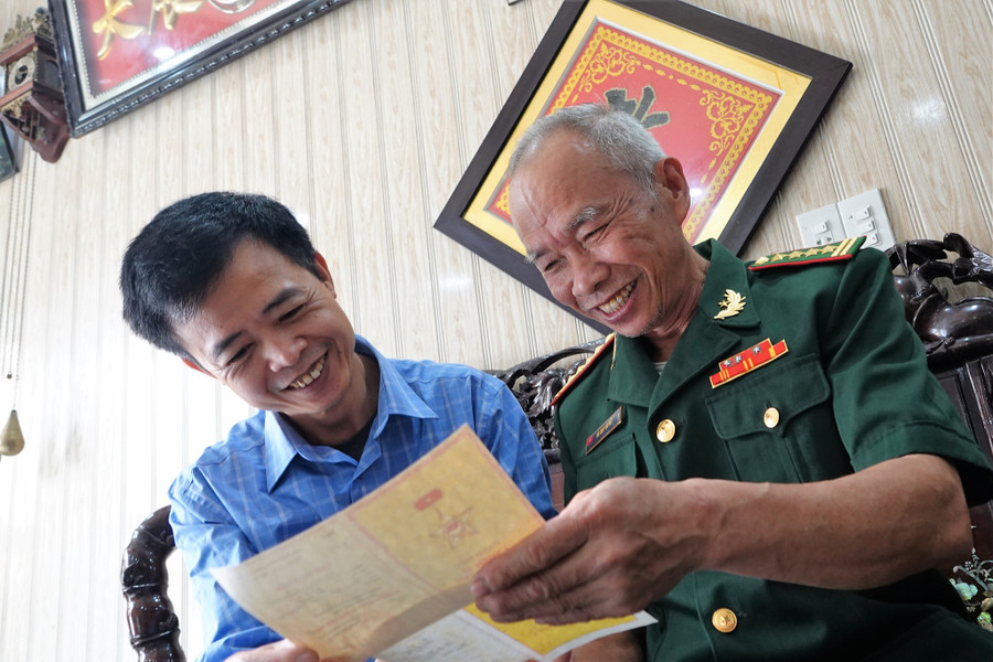 Đại tá Vũ Duy Quyết (phải), nguyên đồn trưởng Đồn BP Săm Pun giai đoạn 1996 - 2006, kể lại những hồi ức, kỷ niệm bảo vệ chủ quyền biên giới Mèo Vạc (Hà Giang). Ảnh: Mai Thanh Hải