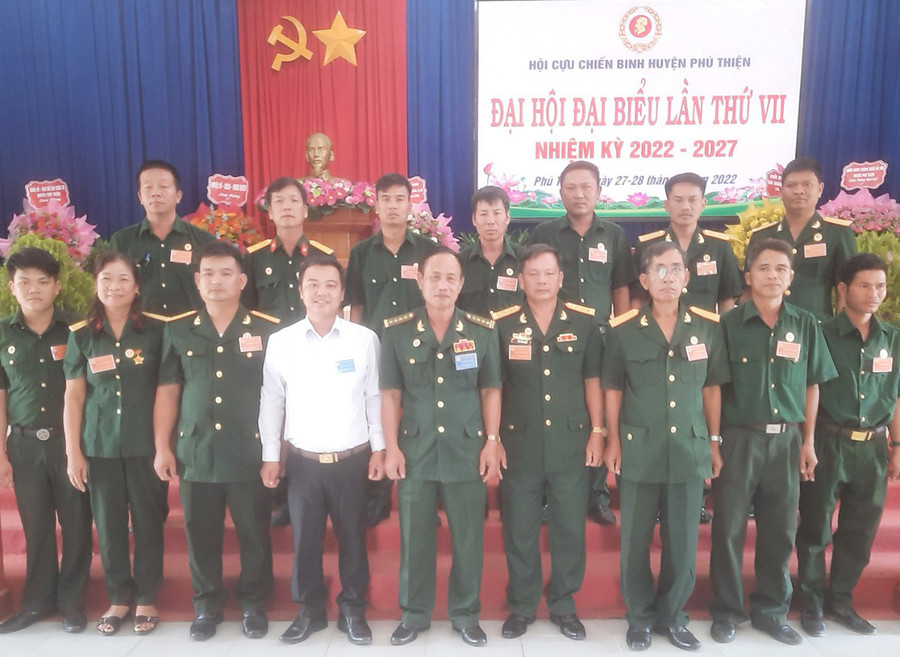 Ông Nay Chơk (hàng dưới, thứ 3 từ phải sang) cùng Ban Chấp hành Hội CCB huyện Phú Thiện khóa VII ra mắt Đại hội. Ảnh: Bảo Anh Ông Nay Chơk (hàng dưới, thứ 3 từ phải qua) cùng Ban Chấp hành Hội CCB huyện Phú Thiện khóa VII ra mắt Đại hội. Ảnh: Bảo Anh