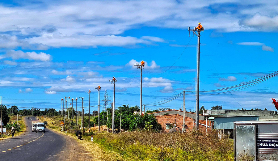  Công ty Điện lực Gia Lai đẩy nhanh tiến độ các công trình điện phục vụ Dự án mở rộng quốc lộ 19. Ảnh: Hà Duy
