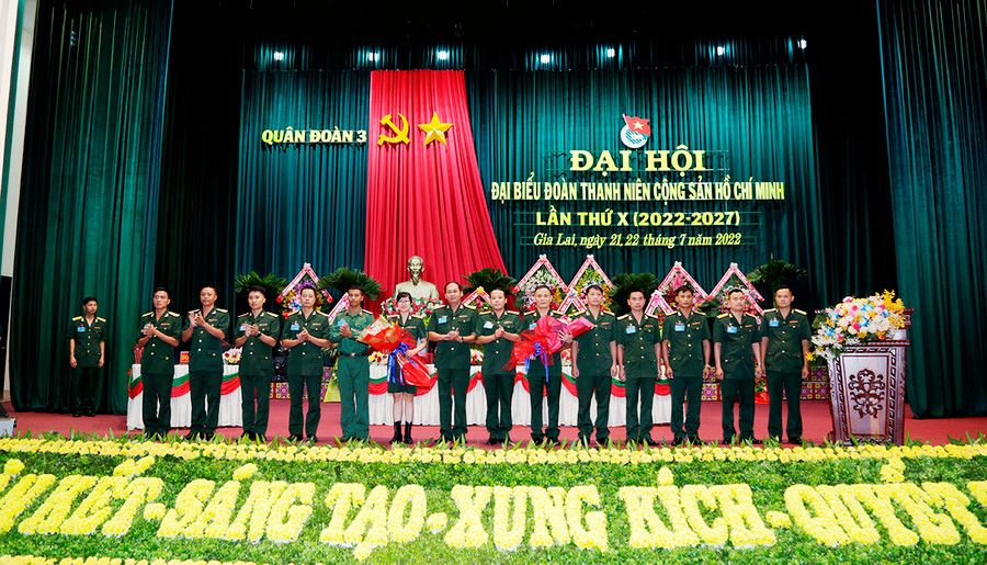  Đoàn đại biểu đi dự Đại hội đại biểu Đoàn TNCS Hồ Chí Minh Quân đội lần thứ X ra mắt Đại hội. Ảnh: Vĩnh Hoàng