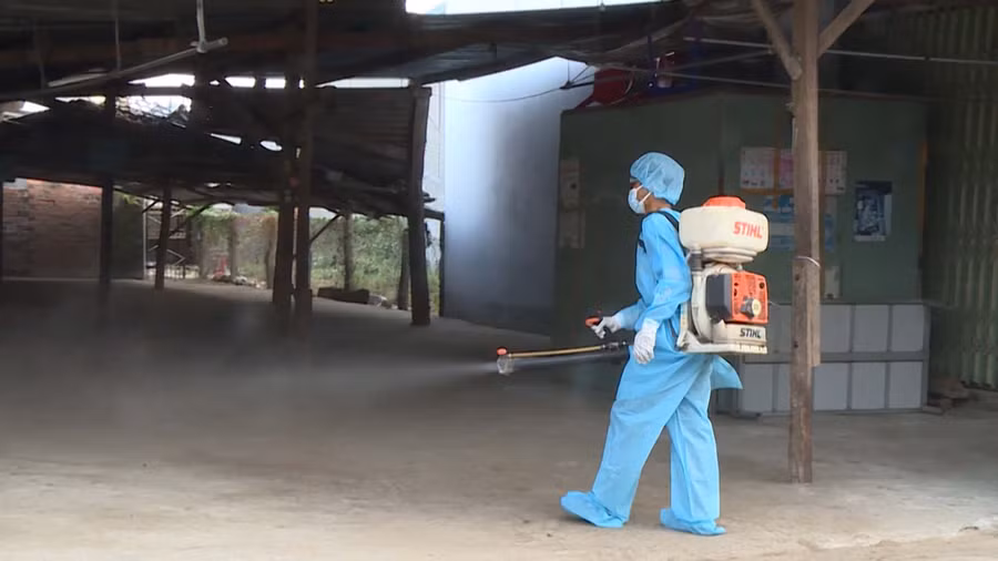 Nhân viên y tế phun thuốc diệt muỗi tại chợ Phú Túc (huyện Krông Pa). Ảnh: Gia Hưng Nhân viên y tế phun thuốc diệt muỗi tại chợ Phú Túc. Ảnh: Gia Hưng