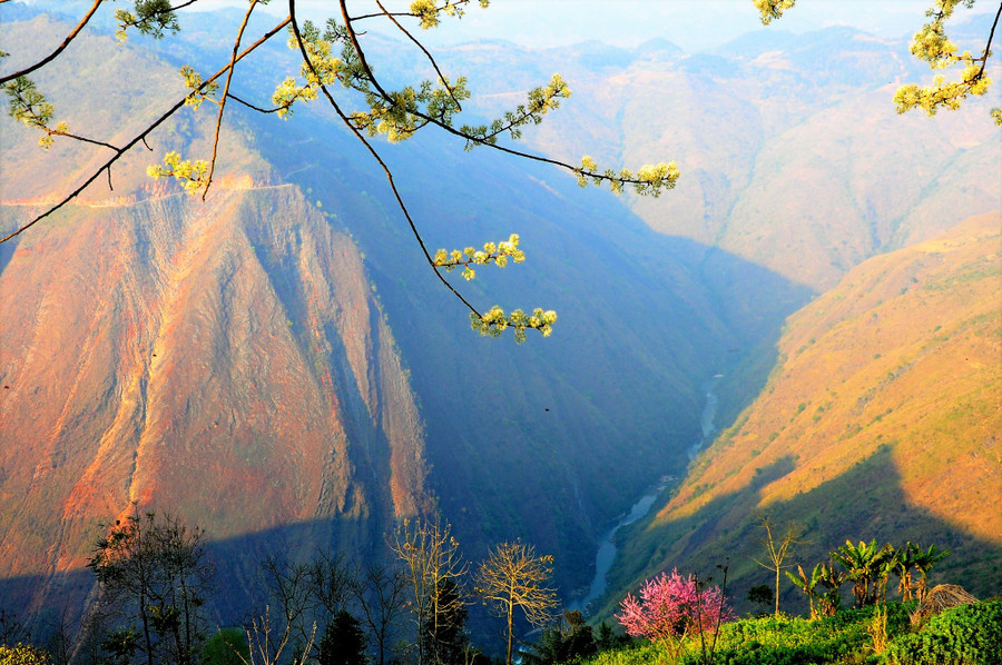 Điểm cực Bắc nằm dưới bờ sông Nho Quế. Ảnh: Mai Thanh Hải