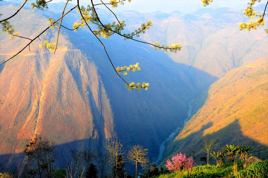 Điểm cực Bắc nằm dưới bờ sông Nho Quế. Ảnh: Mai Thanh Hải