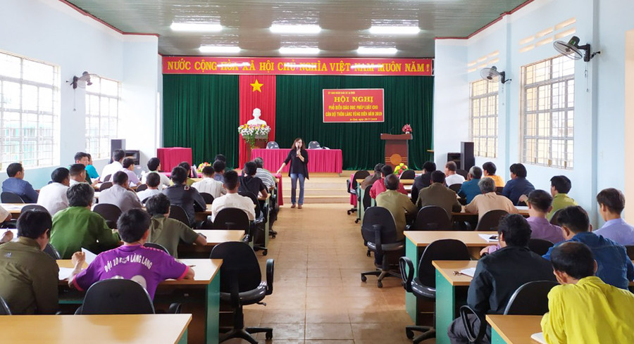 Trung tâm TGPL Nhà nước tỉnh truyền thông pháp luật cho người dân xã Ia Chía, huyện Ia Grai. Ảnh: R'Ô HOK  Trung tâm TGPL Nhà nước tỉnh truyền thông pháp luật cho người dân xã Ia Chía, huyện Ia Grai. Ảnh: R'Ô HOK