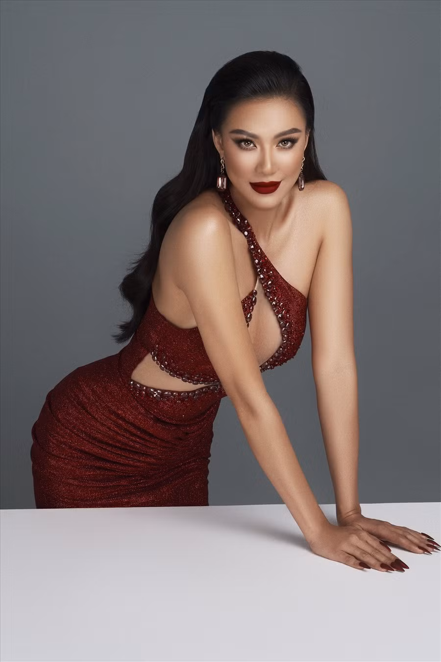 "Tôi sẽ tỏa sáng theo cách riêng của mình và giương cao lá cờ Việt Nam trên sân khấu của Miss Supranational", Kim Duyên chia sẻ.