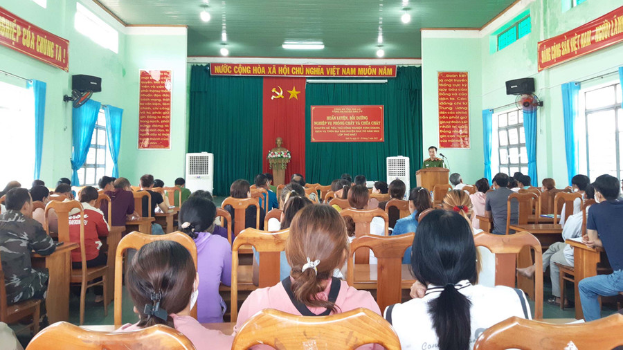 Quang cảnh lớp huấn luyện bồi dưỡng nghiệp vụ phòng cháy chữa cháy. Ảnh: Tuyết Mai