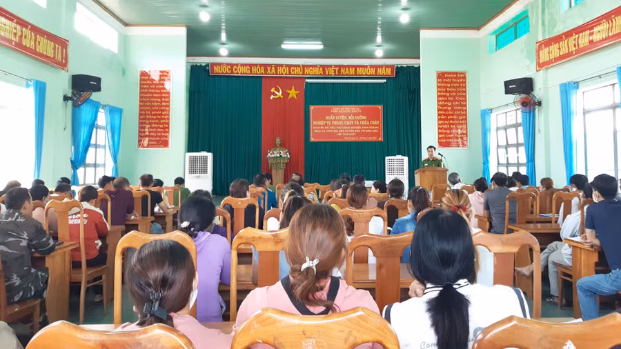 Quang cảnh lớp huấn luyện bồi dưỡng nghiệp vụ phòng cháy chữa cháy. Ảnh: Tuyết Mai