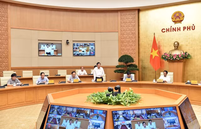 Lãnh đạo các bộ, ngành liên quan báo cáo tại cuộc họp - Ảnh: VGP/Đức Tuân