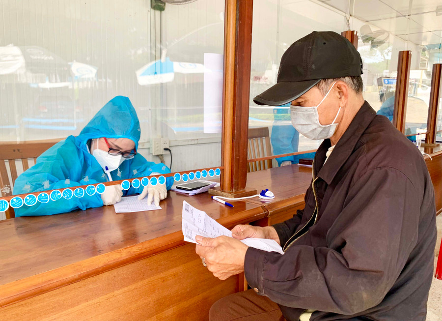 Người dân khai báo y tế trước khi vào khu khám bệnh tại Bệnh viện Đại học Y dược Hoàng Anh Gia Lai. Ảnh: Như Nguyện