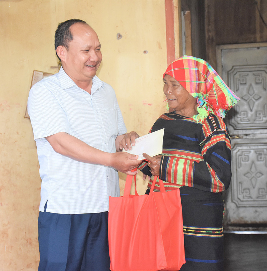  Phó Bí thư Tỉnh ủy Rah Lan Chung ân cần thăm hỏi gia đình bà Rah Lan Nu (tuất 1 liệt sĩ hưởng định suất nuôi dưỡng, làng Mung Hlú, xã Ia Blang). Ảnh: Trần Dung