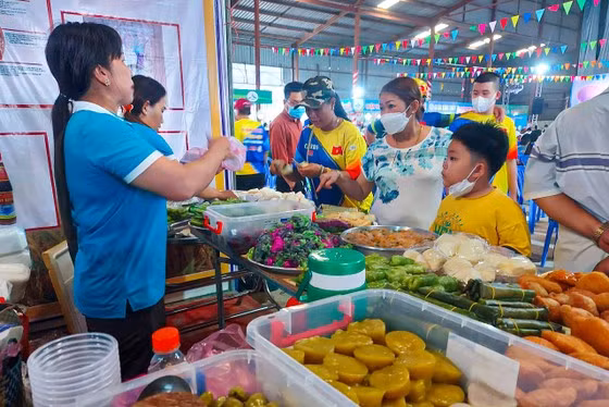  Ẩm thực bánh dân gian Nam bộ tại Ngày hội Du lịch “Văn hóa Chợ nổi Cái Răng” 
