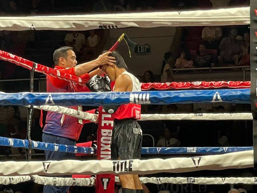 HLV Giáp Trung Thang săn sóc cho Duy Nhất. Ảnh: Đ.Khoa