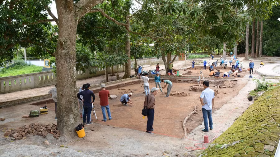 Viện Khảo cổ học khai quật di tích Linh Sơn - thị trấn Óc Eo, H.Thoại Sơn, An Giang, năm 2017. Ảnh: Lương Chánh Tòng 
