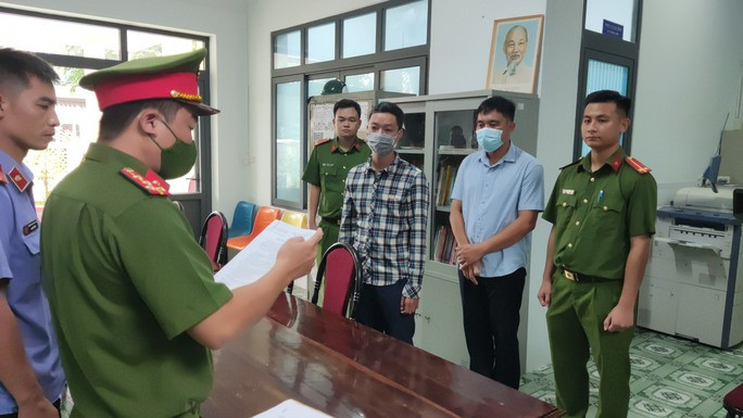 Cơ quan CSĐT Công an thị xã Phú Mỹ đọc lệnh khởi tố bị can, bắt giữ 2 trong 4 cán bộ kiểm lâm liên quan đến vụ phá rừng phòng hộ