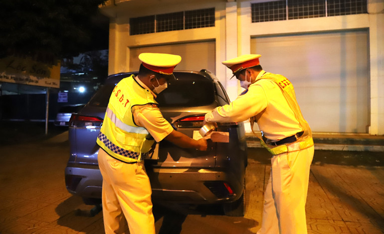 Sau 2 giờ chờ ông Viễn tới xử lý vi phạm nồng độ còn bất thành, cơ quan chức năng đã niêm phong tạm giữ phương tiện để xử lý theo quy định