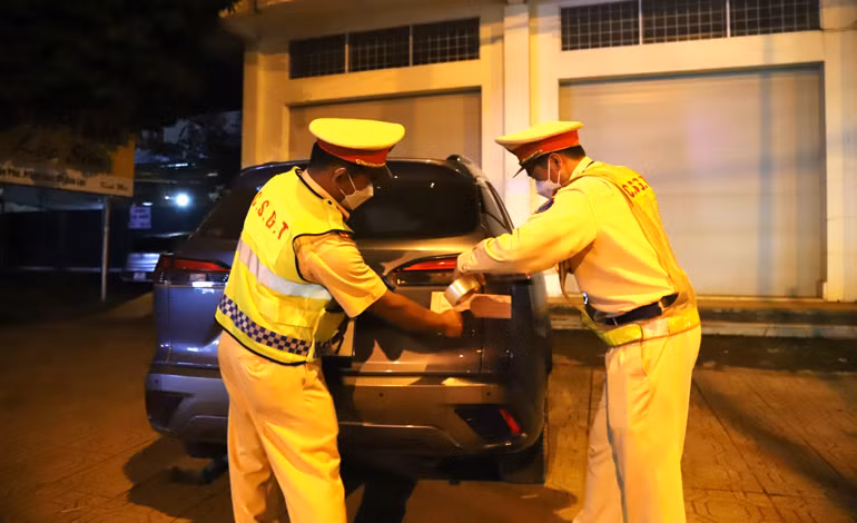 Sau 2 giờ chờ ông Viễn tới xử lý vi phạm nồng độ còn bất thành, cơ quan chức năng đã niêm phong tạm giữ phương tiện để xử lý theo quy định