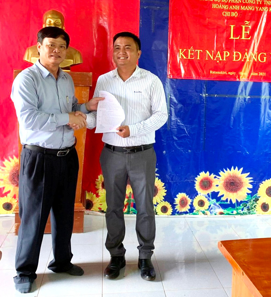 Đảng bộ Công ty TNHH phát triển cao su Hoàng Anh Mang Yang K kết nạp đảng viên. Ảnh: Phạm Mến Đảng bộ Công ty TNHH phát triển cao su Hoàng Anh Mang Yang K kết nạp đảng viên. Ảnh: Phạm Mến