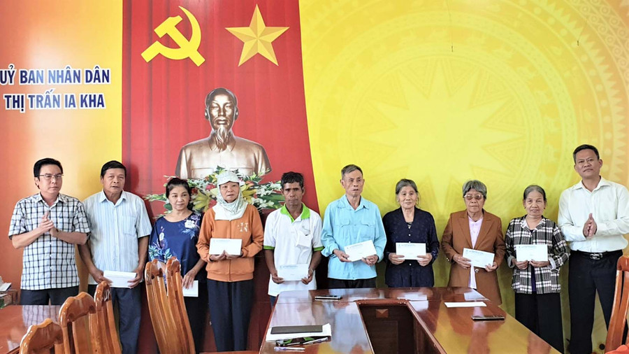 Lãnh đạo Công ty Cao su Chư Păh trao quà cho gia đình chính sách thị trấn Ia Kha huyện IaGrai. Ảnh: Hà Đức Thành