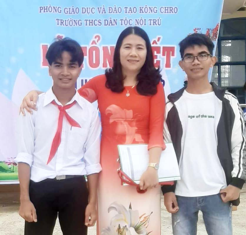 Cô giáo Hồ Thị Thủy cùng học sinh Đinh Văn Quý và Đinh Văn Quy trong buổi lễ tổng kết năm học. Ảnh: Đình Phê
