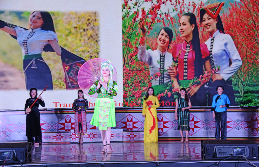 Màn trình diễn trang phục truyền thống các dân tộc trên địa bàn huyện Kbang. Ảnh: Đức Thụy