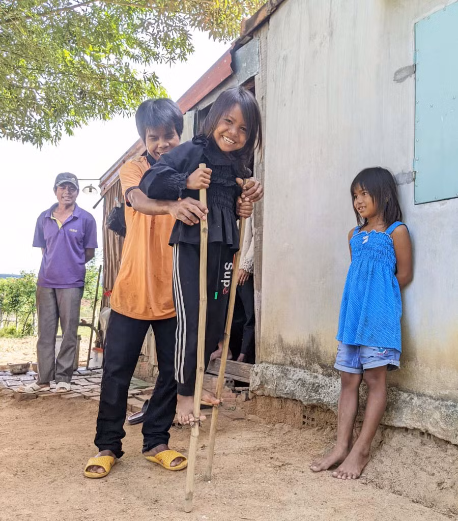 Anh Đinh Lek (làng Jun, xã Yang Bắc) hướng dẫn con gái đi cà kheo. Ảnh: Nguyễn Hiền