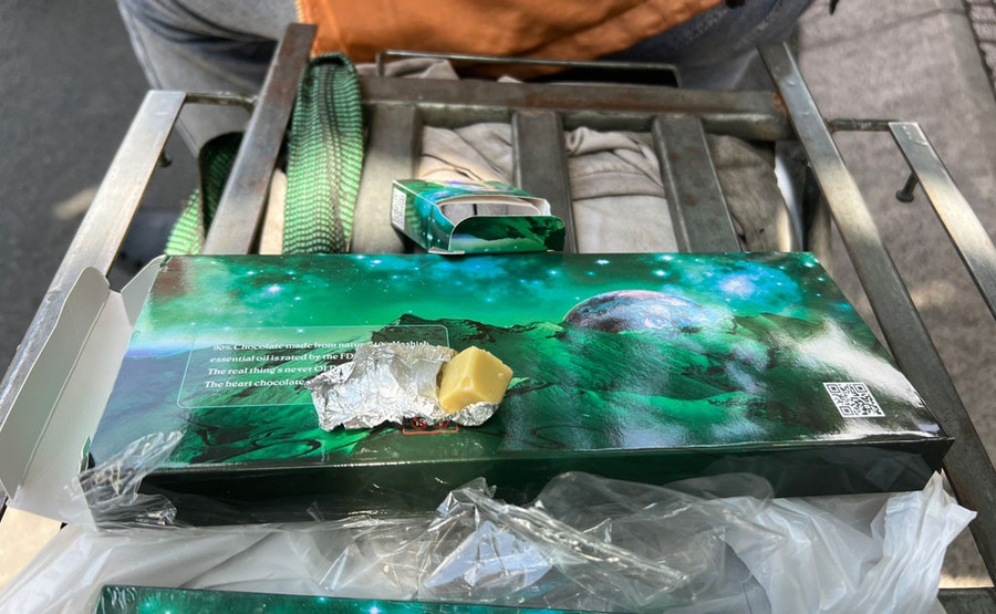 Hộp sô cô la Monkey Chill được một “đầu nậu” giao cho khách đặt qua mạng. Ảnh: Trần Duy Khánh