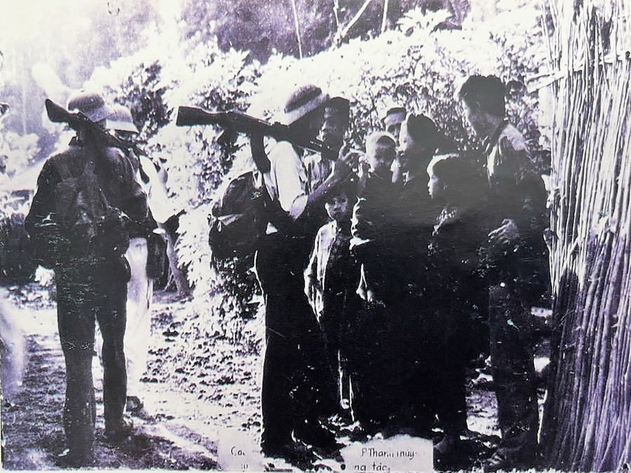 Bộ đội Đồn biên phòng Nghĩa Thuận (Quản Bạ, Hà Giang) dọc đường tuần tra biên giới, 1977. Ảnh: Tư liệu