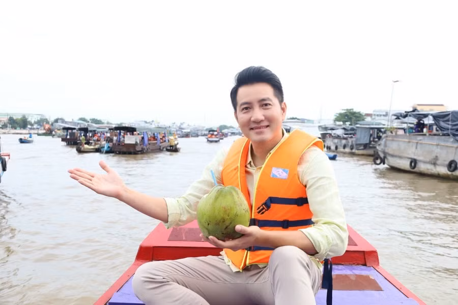 Ca sĩ Nguyễn Phi Hùng thể hiện tình yêu chợ nổi Cái Răng qua từng câu hát.Ảnh: Duy Tân