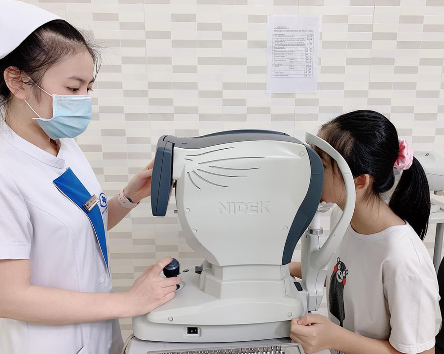 Khi phát hiện trẻ có các triệu chứng bất thường cần kịp thời cho trẻ thăm khám để phát hiện và điều trị kịp thời các bệnh lý về mắt. Ảnh: Như Nguyện 