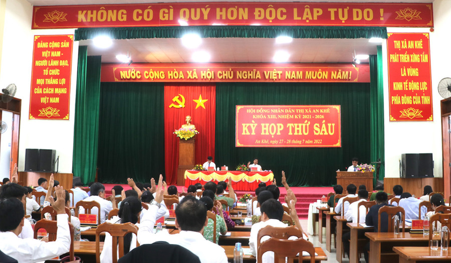 Sau 2 ngày làm việc với tinh thần nghiêm túc, kỳ họp lần thứ 6 HĐND thị xã An khê đã thông qua 23 nghị quyết quan trọng. Ảnh: Ngọc Minh Sau 2 ngày làm việc với tinh thần tích cực và nghiêm túc kỳ họp lần thứ 6 HĐND thị xã An khê đã thông qua 23 nghị quyết quan trọng. Ảnh: Ngọc Minh
