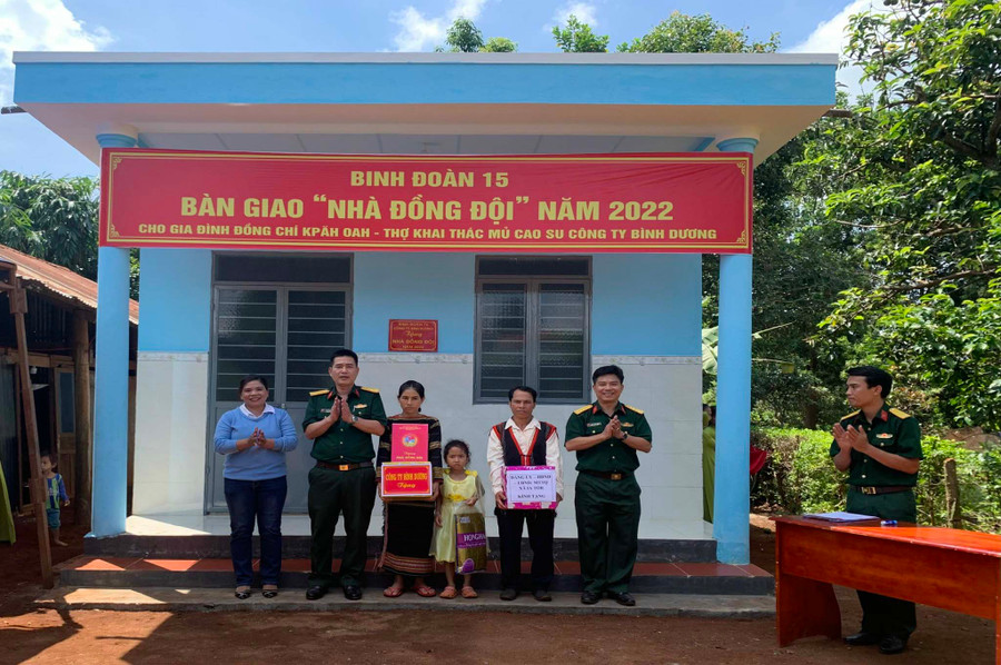 Binh đoàn 15 và Công ty Bình Dương đã tặng thêm một số vật dụng sinh hoạt cho gia đình. Ảnh: Hồng Thương