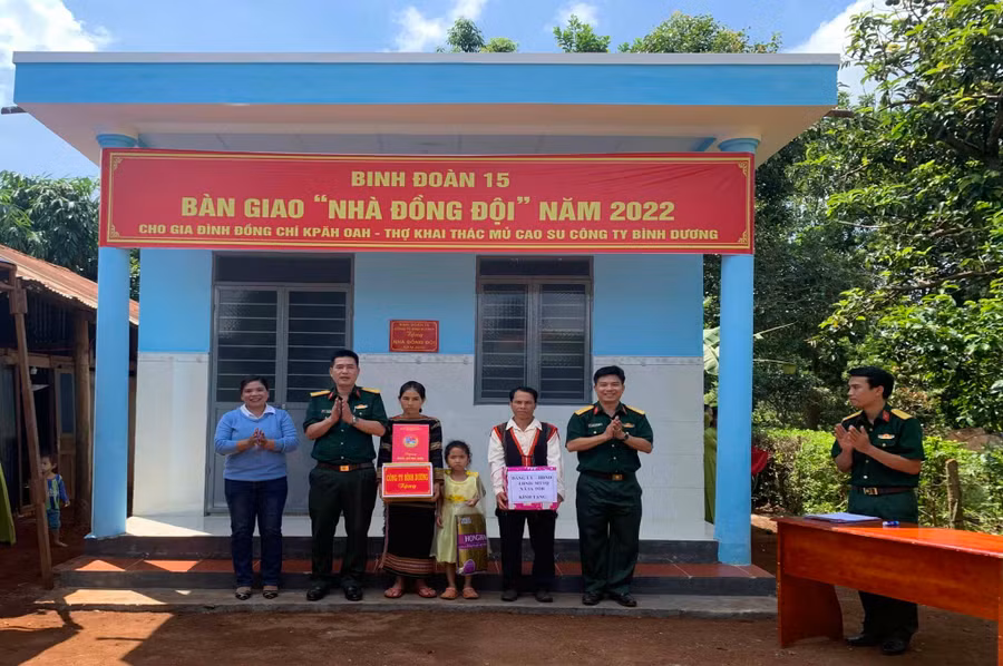 Binh đoàn 15 và Công ty Bình Dương đã tặng thêm một số vật dụng sinh hoạt cho gia đình. Ảnh: Hồng Thương