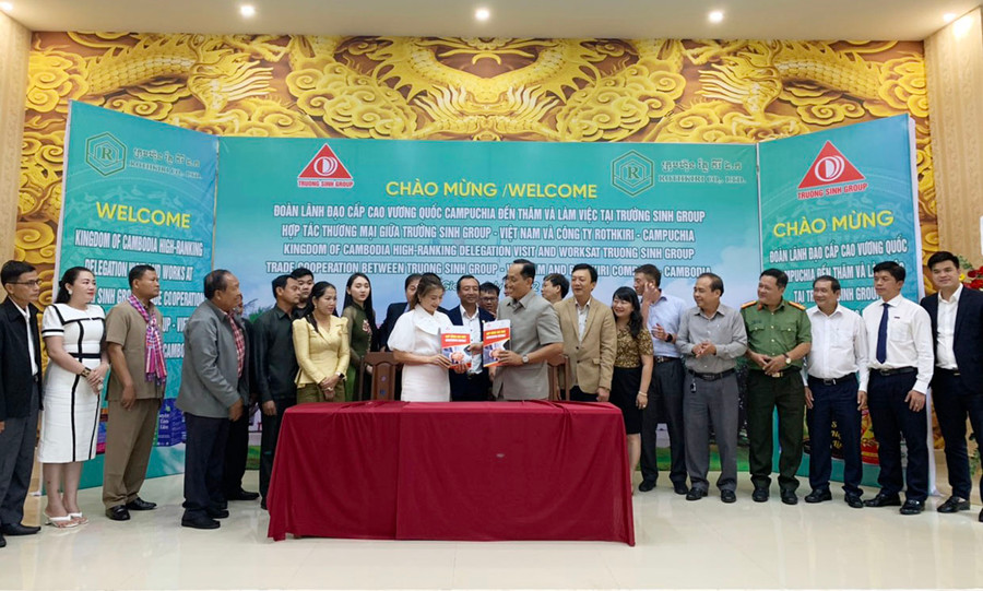 Tập đoàn Trường sinh và Công ty Rothkiri ký biên bản hợp tác thương mại. Ảnh: Hồng Thương  Tập đoàn Trường sinh và Công ty Rothkiri ký biên bản hợp tác thương mại.