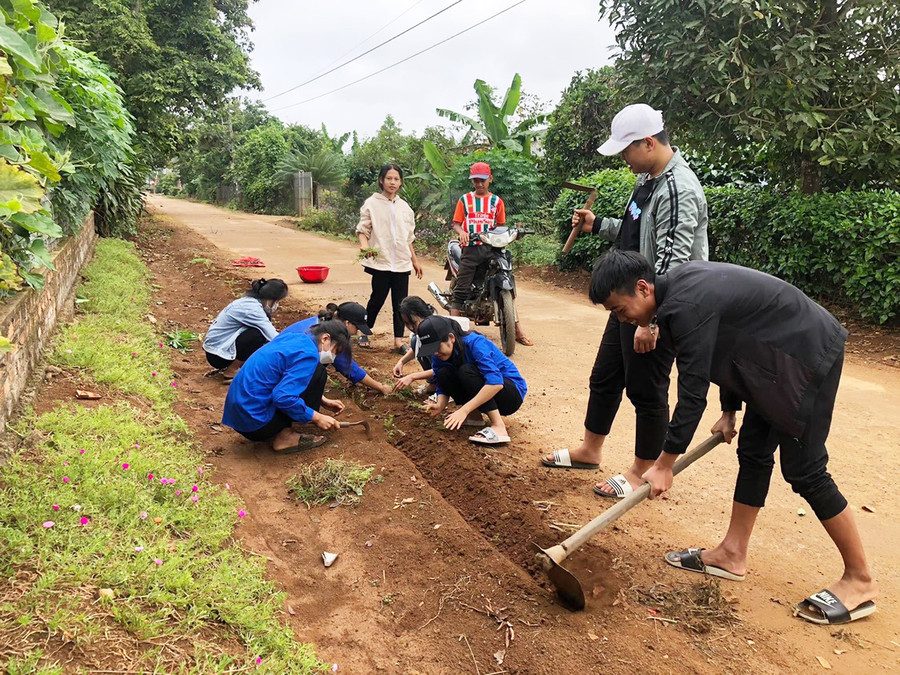 Nhờ có ông Hăng tích cực tuyên truyền, người dân trong làng đã tích cực làm đẹp đường quê. Ảnh: Nhật Hào