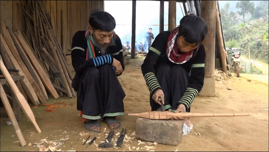 Cách chế tạo loại nhạc cụ đặc biệt này vẫn được những thế hệ trước truyền lại cho con cháu. Ảnh: Ngọc Huyền