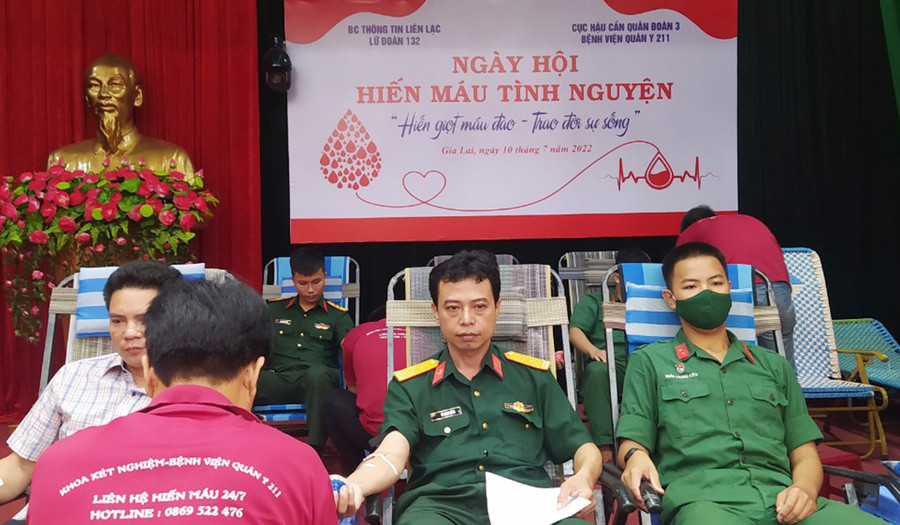  Đông đảo cán bộ, chiến sĩ Lữ đoàn Thông tin 132 hiến máu tình nguyện. Ảnh: Hồng Ngọc