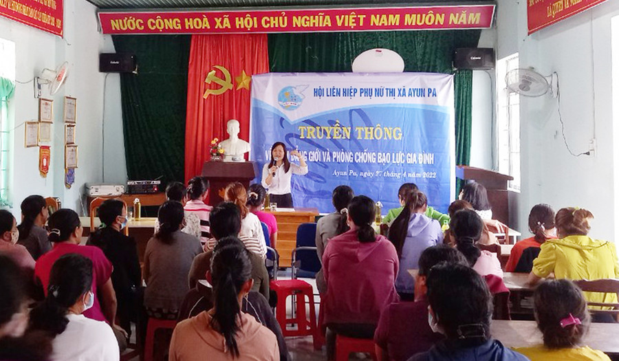  Hội Liên hiệp phụ nữ thị xã Ayun Pa tổ chức truyền thông về bình đẳng giới, phòng-chống bạo lực gia đình cho hội viên phụ nữ xã Ia Rtô. Ảnh: Vũ Chi