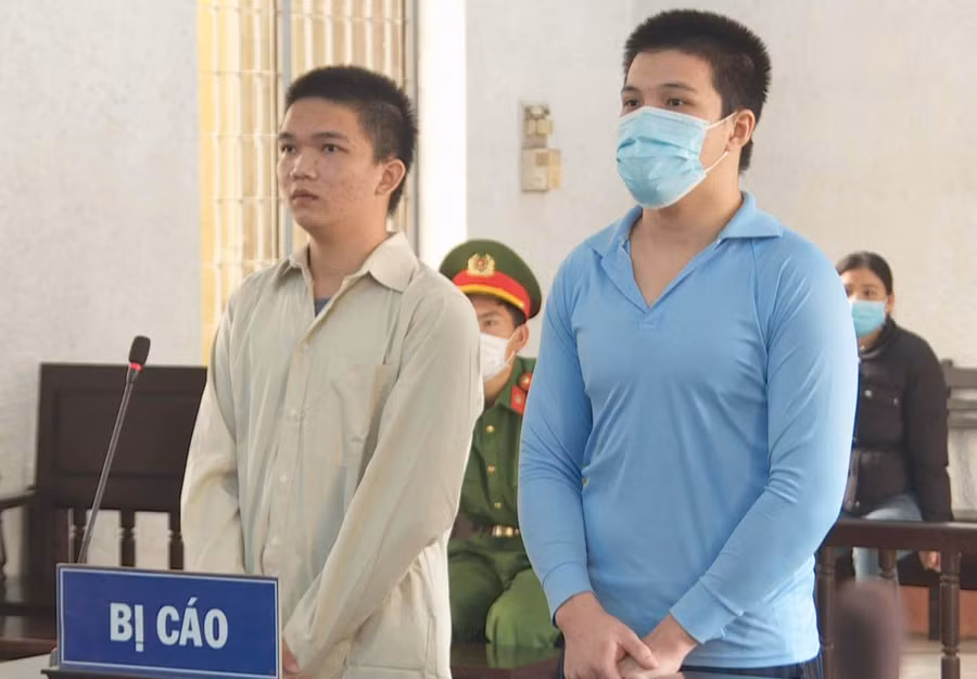 Hai bị cáo Long (phải) và Vũ tại phiên tòa phúc thẩm. Ảnh: CTV