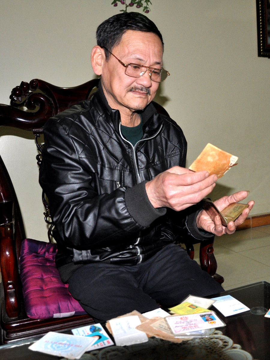 Ông Nguyễn Vũ Dương kể lại chuyện chống lấn chiếm và thoát khỏi sự truy bắt của lính Trung Quốc, tháng 10.1978 ở khu vực thôn Lũng Ly (xã Sơn Vĩ, H.Mèo Vạc). Ảnh: Mai Thanh Hải