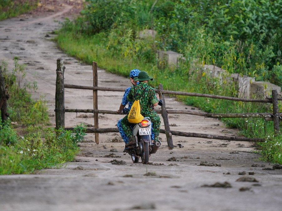 Đường tuần tra biên giới thuận tiện cho việc chạy xe gắn máy