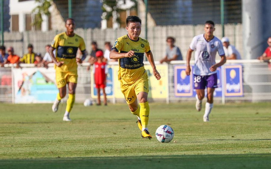  Quang Hải nhận được sự quan tâm lớn từ truyền thông Pháp lẫn quốc tế sau khi đến Pau FC. Ảnh: L.P