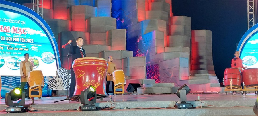 Ông Đào Mỹ - Phó Chủ tịch UBND tỉnh Phú Yên đánh trống khai mạc “Tuần Văn hóa - Du lịch Phú Yên” năm 2022.