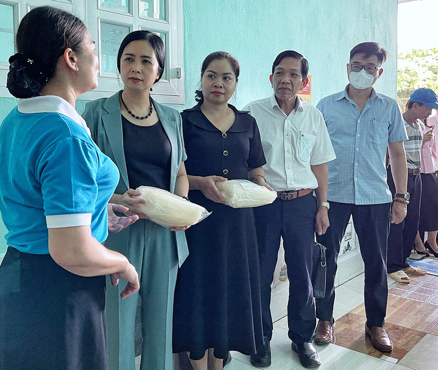 Phó Chủ tịch Trung ương Hội LHPN Việt Nam Trần Lan Phương (thứ 2 từ trái qua) lắng nghe tâm tư, nguyện vọng của hội viên phụ nữ về nhu cầu vốn vay để phát triển. Ảnh: Minh Châu