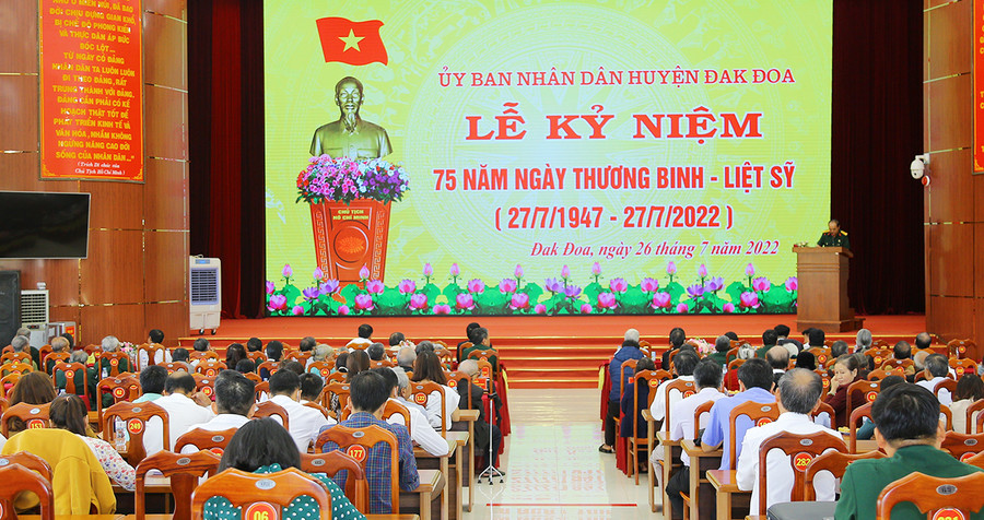 Quang cảnh lễ kỷ niệm 75 năm Ngày Thương binh-Liệt sĩ tại huyện Đak Đoa. Ảnh: Đinh Yến Quang cảnh lễ kỷ niệm. Ảnh: Đinh Yến